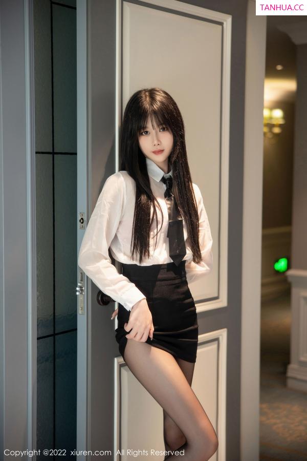 77qiqi  [XiuRen]高清写真图 2022.11.16 No.5861 77qiqi 短裙黑丝第2张图片